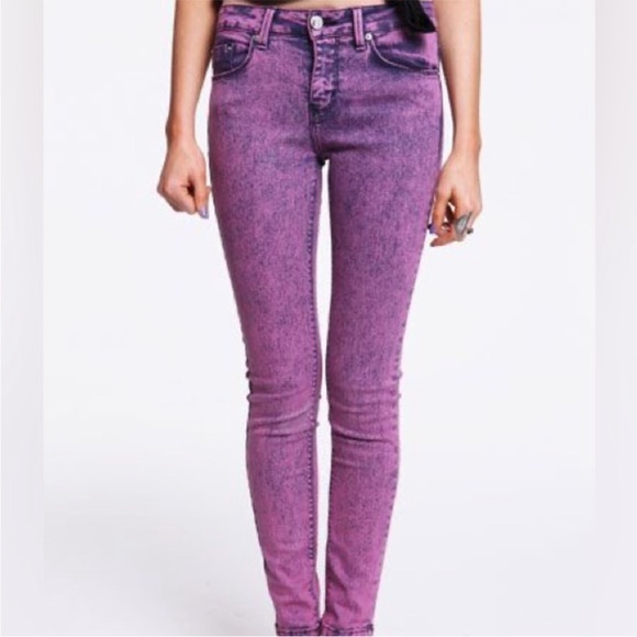 Guess Denim - Guess 1981 Skinny High Rise Jeans - Size 26 US
- Purple Wash - Perfect Condition